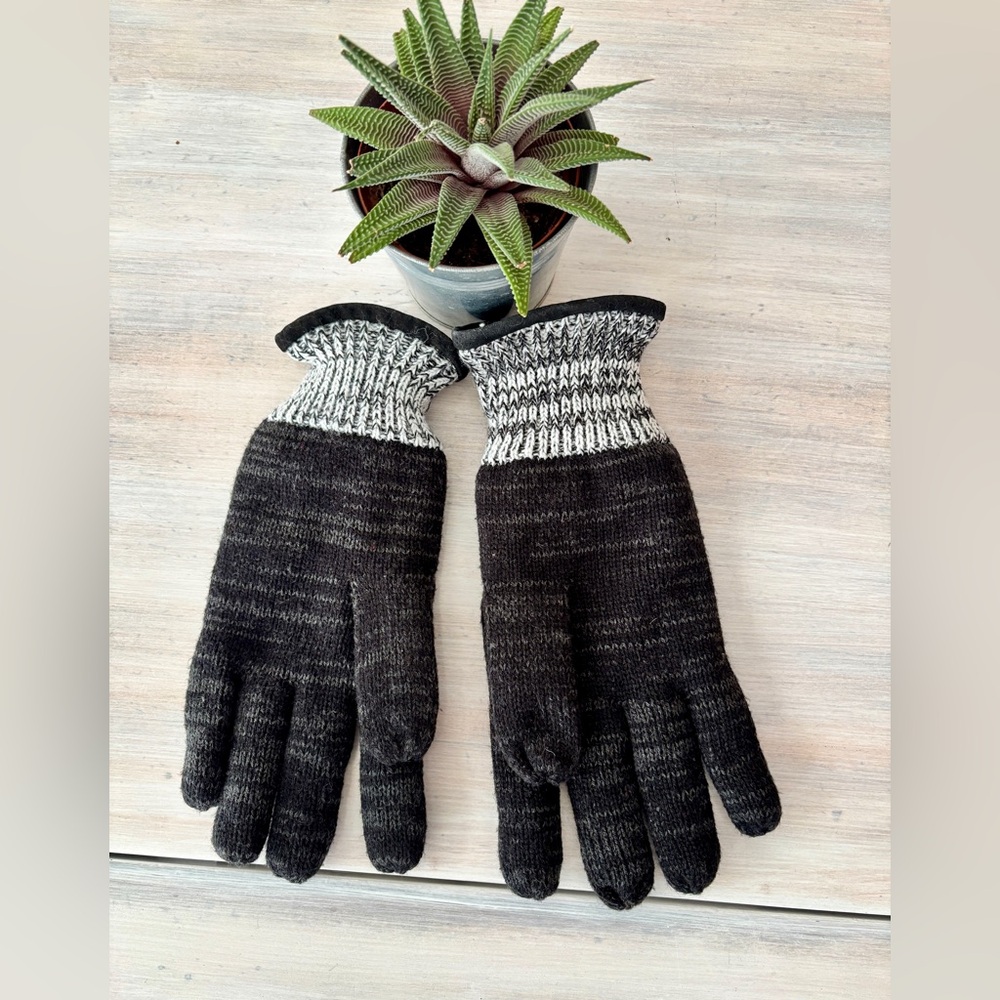 NWT Women’s BB Collection Black Knit Gloves. Size: Large/Xtra Large